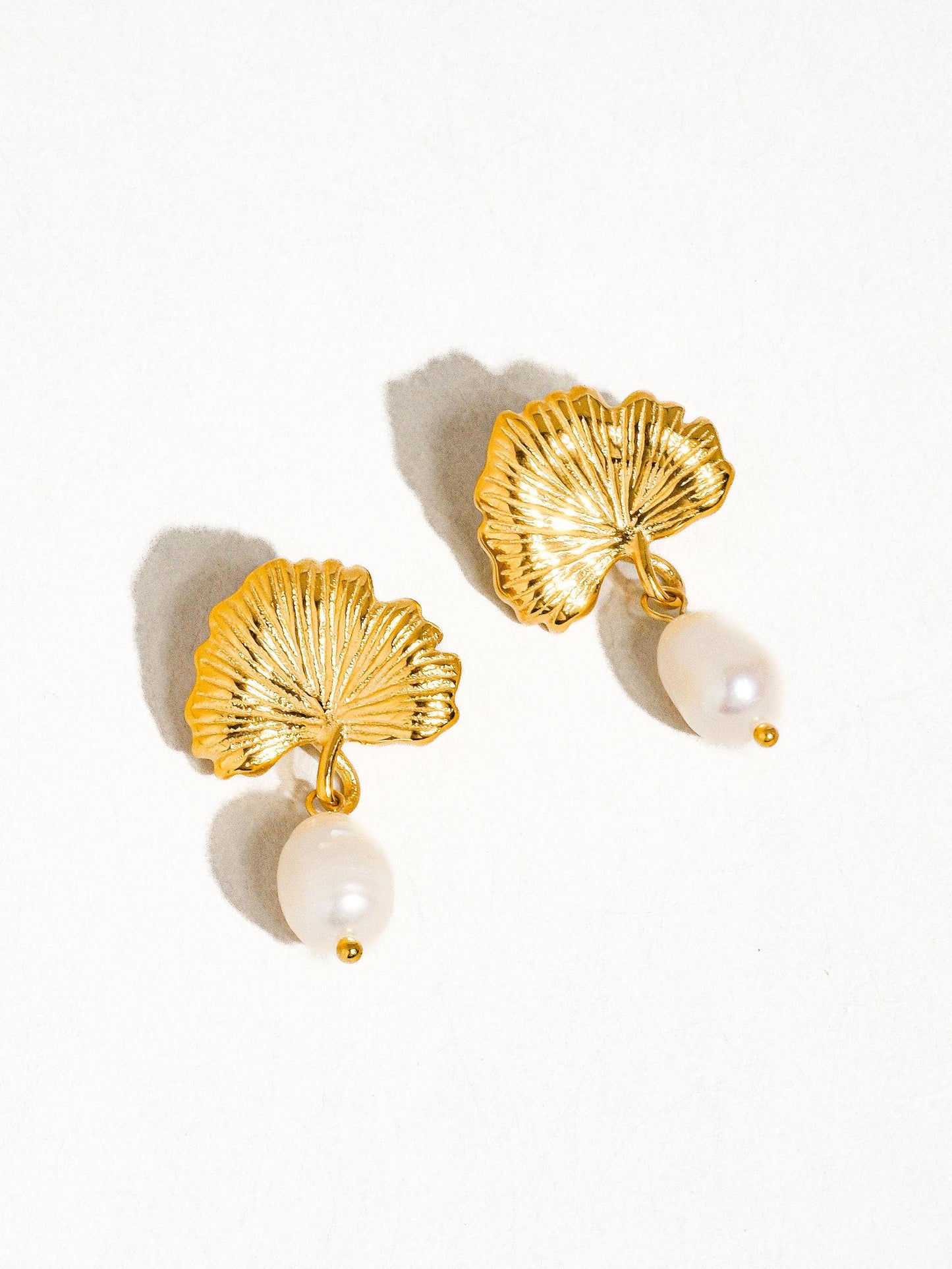 Béatrice 18K Gold Non-Tarnish Floral Pearl Earring: Yellow Gold