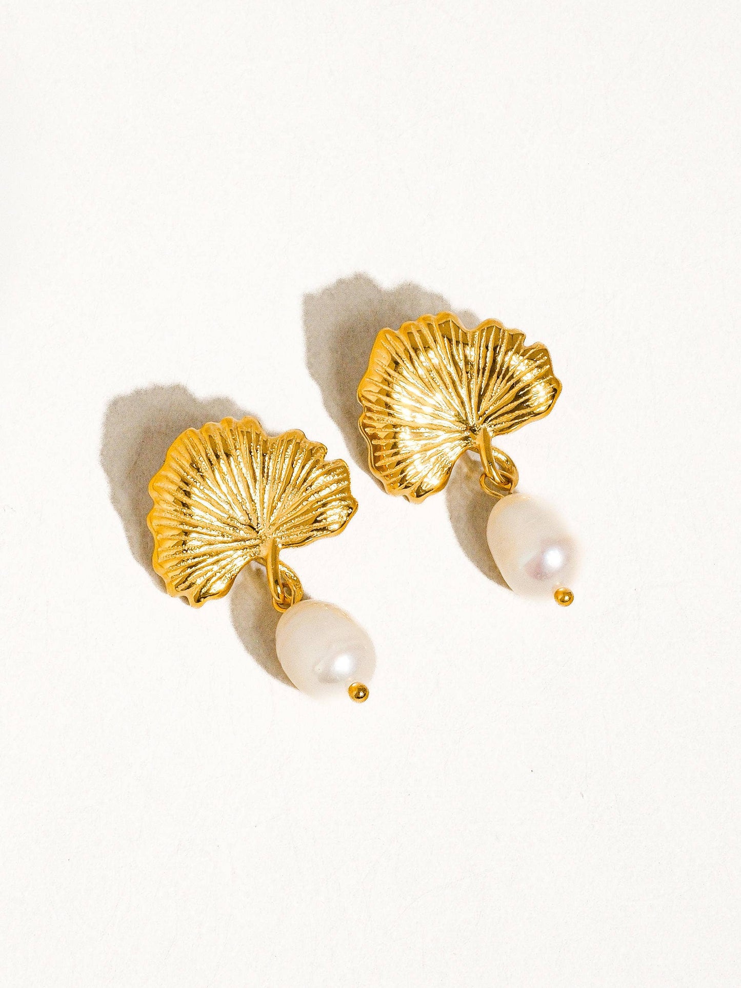 Béatrice 18K Gold Non-Tarnish Floral Pearl Earring: Yellow Gold