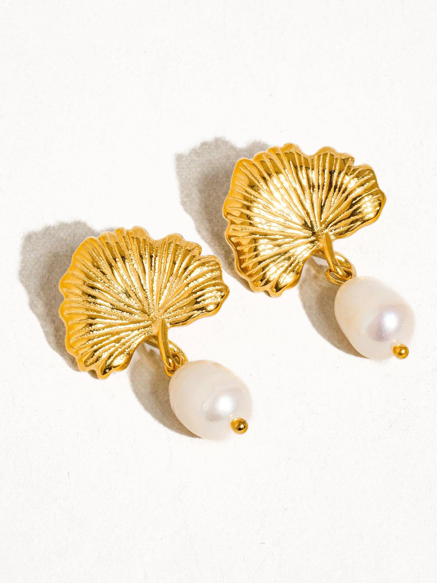 Béatrice 18K Gold Non-Tarnish Floral Pearl Earring: Yellow Gold